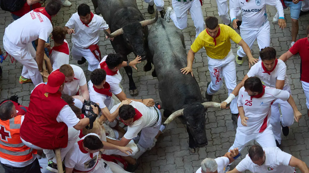 Quinto encierro de San Ferm&iacute;n 2026 con toros de la ganader&iacute;a de Jos&eacute; Escolar en el tramo de Telef&oacute;nica y el callej&oacute;n de entrada a la plaza. I&Ntilde;IGO ALZUGARAY