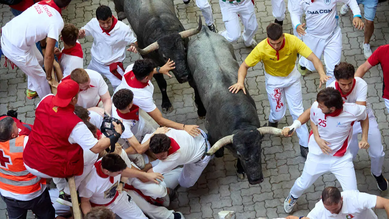 Quinto encierro de San Ferm&iacute;n 2026 con toros de la ganader&iacute;a de Jos&eacute; Escolar en el tramo de Telef&oacute;nica y el callej&oacute;n de entrada a la plaza. I&Ntilde;IGO ALZUGARAY