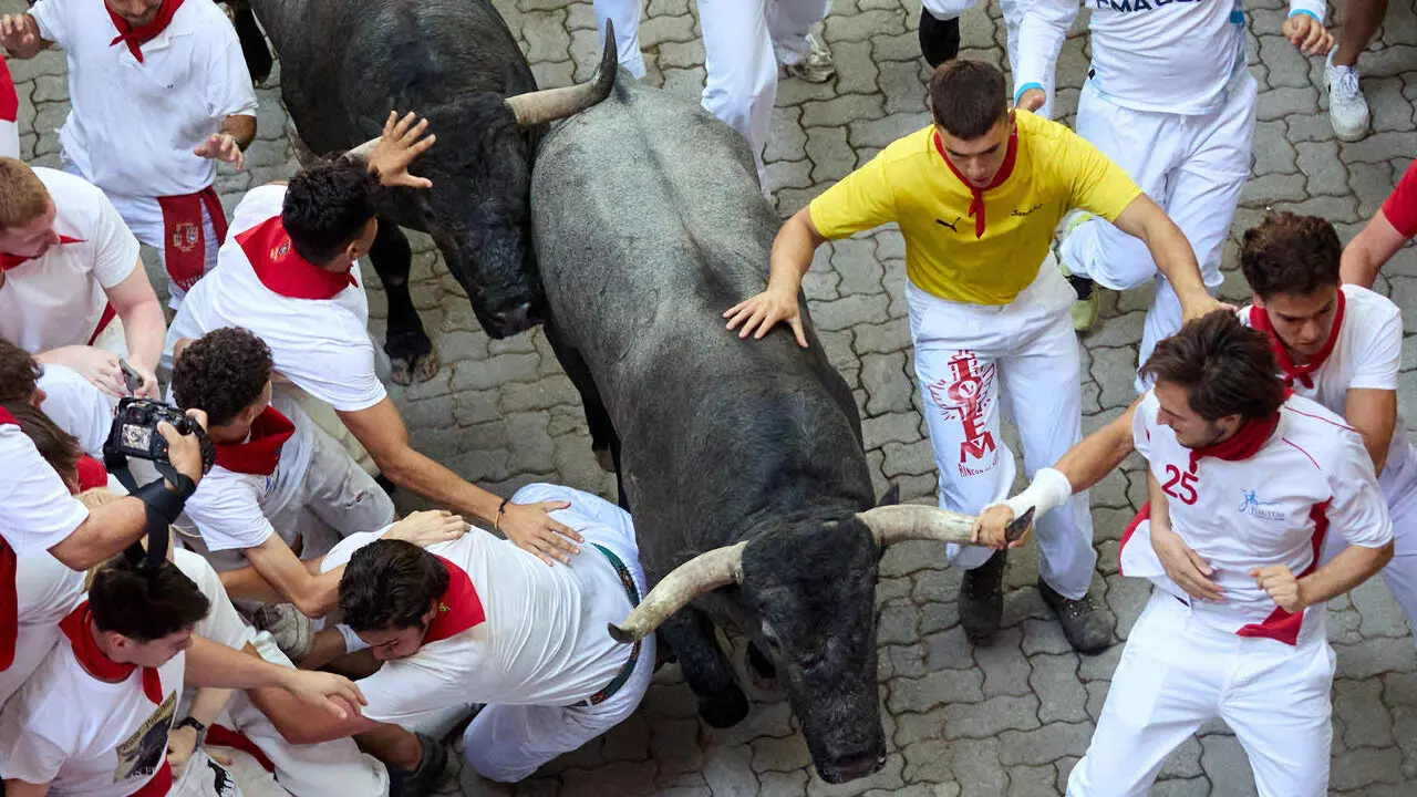 Quinto encierro de San Ferm&iacute;n 2026 con toros de la ganader&iacute;a de Jos&eacute; Escolar en el tramo de Telef&oacute;nica y el callej&oacute;n de entrada a la plaza. I&Ntilde;IGO ALZUGARAY