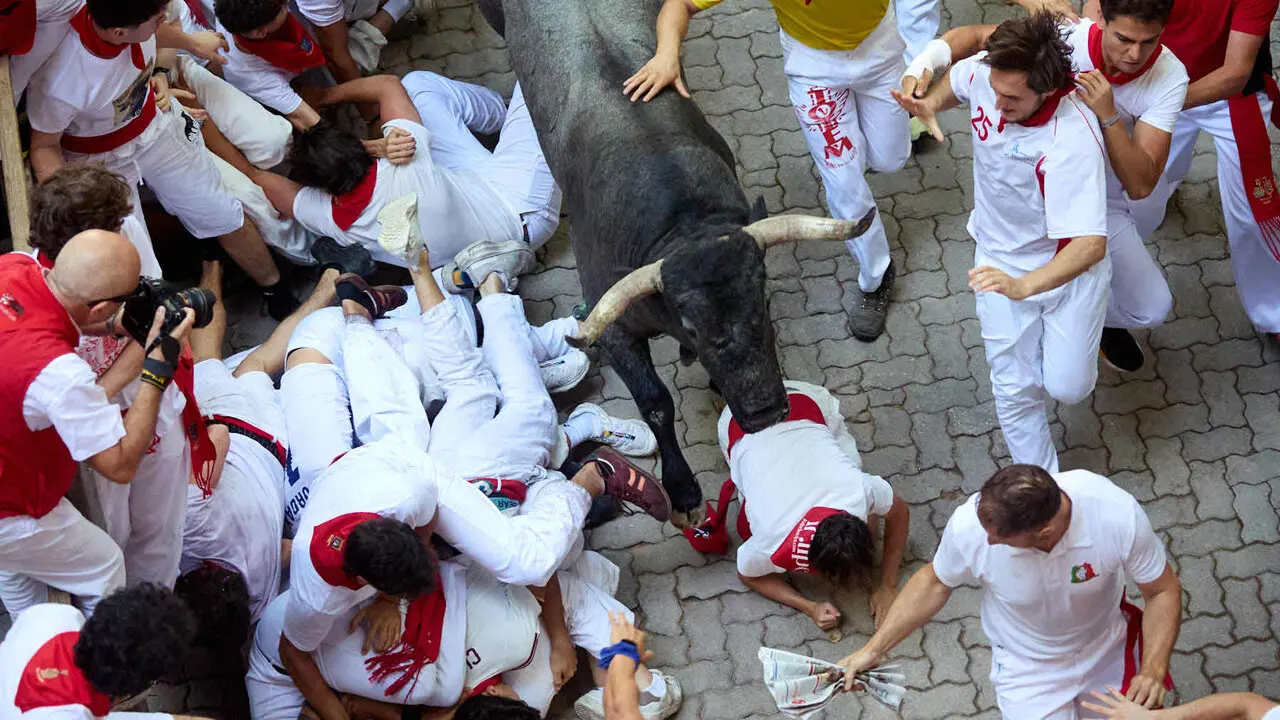 Quinto encierro de San Ferm&iacute;n 2026 con toros de la ganader&iacute;a de Jos&eacute; Escolar en el tramo de Telef&oacute;nica y el callej&oacute;n de entrada a la plaza. I&Ntilde;IGO ALZUGARAY