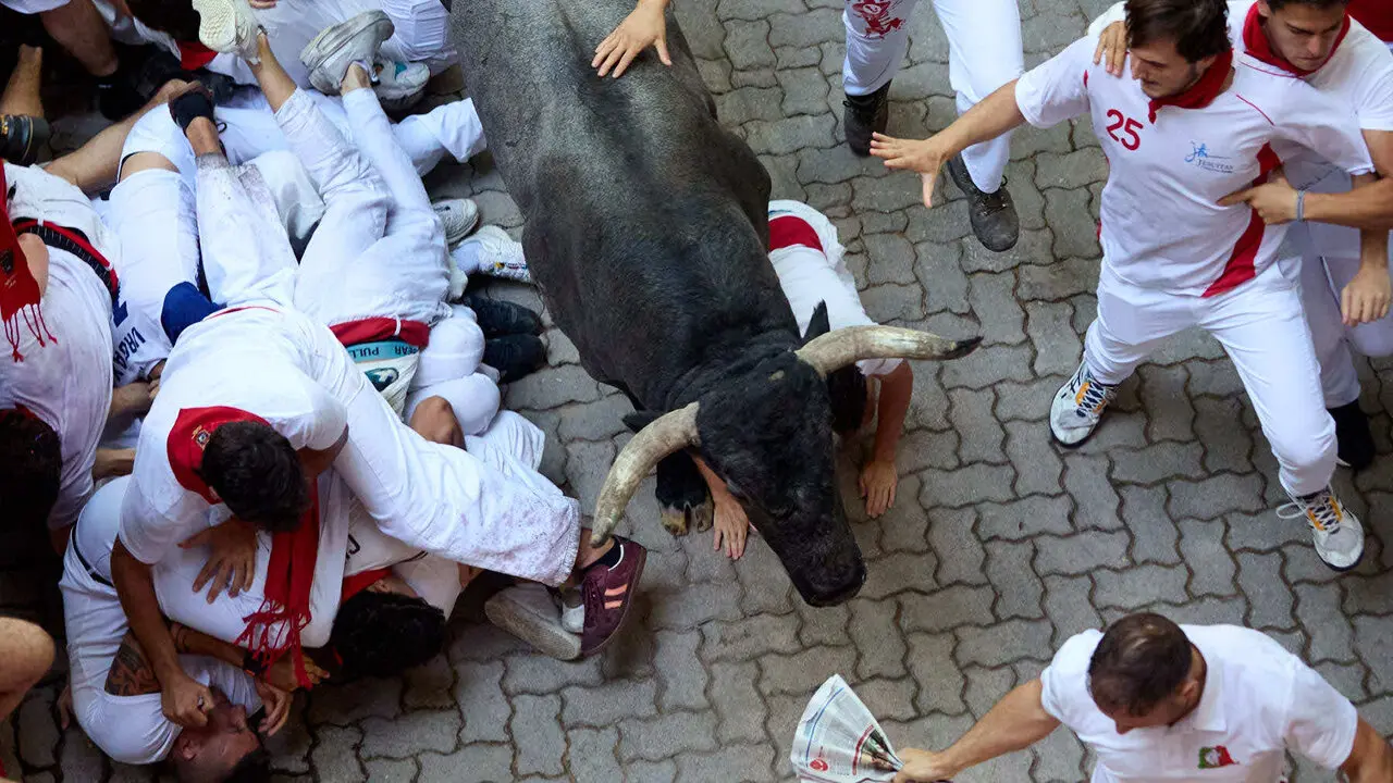 Quinto encierro de San Ferm&iacute;n 2026 con toros de la ganader&iacute;a de Jos&eacute; Escolar en el tramo de Telef&oacute;nica y el callej&oacute;n de entrada a la plaza. I&Ntilde;IGO ALZUGARAY