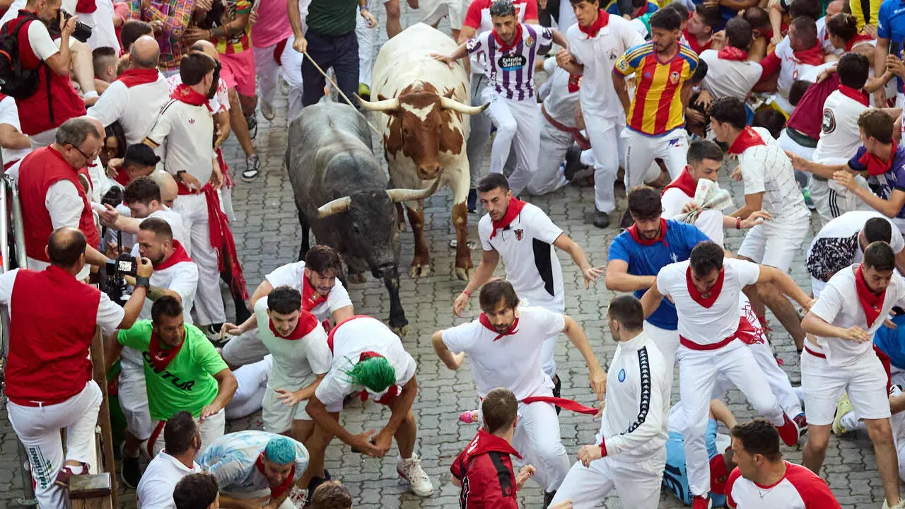 Quinto encierro de San Ferm&iacute;n 2026 con toros de la ganader&iacute;a de Jos&eacute; Escolar en el tramo de Telef&oacute;nica y el callej&oacute;n de entrada a la plaza. I&Ntilde;IGO ALZUGARAY