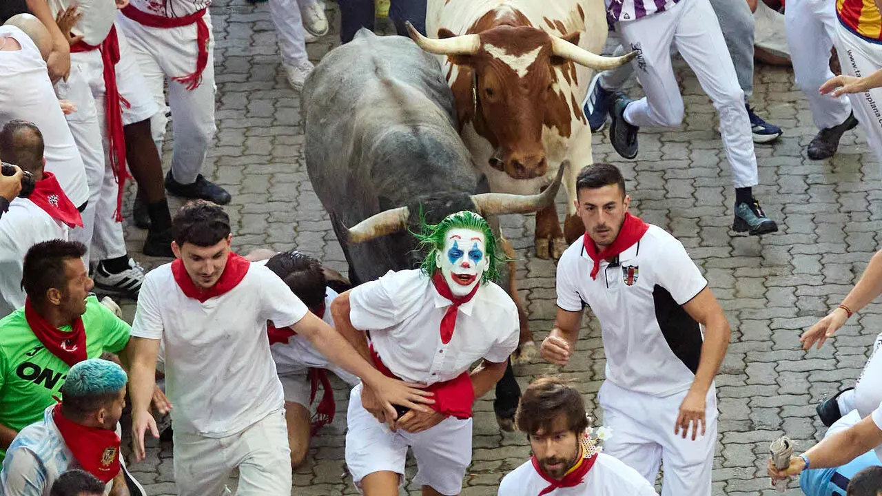 Quinto encierro de San Ferm&iacute;n 2026 con toros de la ganader&iacute;a de Jos&eacute; Escolar en el tramo de Telef&oacute;nica y el callej&oacute;n de entrada a la plaza. I&Ntilde;IGO ALZUGARAY