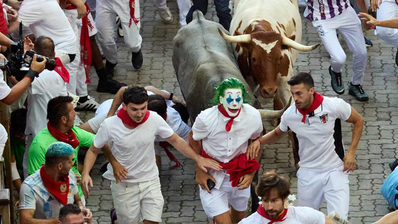 Quinto encierro de San Ferm&iacute;n 2026 con toros de la ganader&iacute;a de Jos&eacute; Escolar en el tramo de Telef&oacute;nica y el callej&oacute;n de entrada a la plaza. I&Ntilde;IGO ALZUGARAY