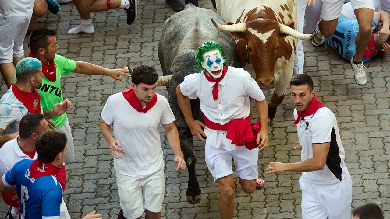 Quinto encierro de San Ferm&iacute;n 2026 con toros de la ganader&iacute;a de Jos&eacute; Escolar en el tramo de Telef&oacute;nica y el callej&oacute;n de entrada a la plaza. I&Ntilde;IGO ALZUGARAY