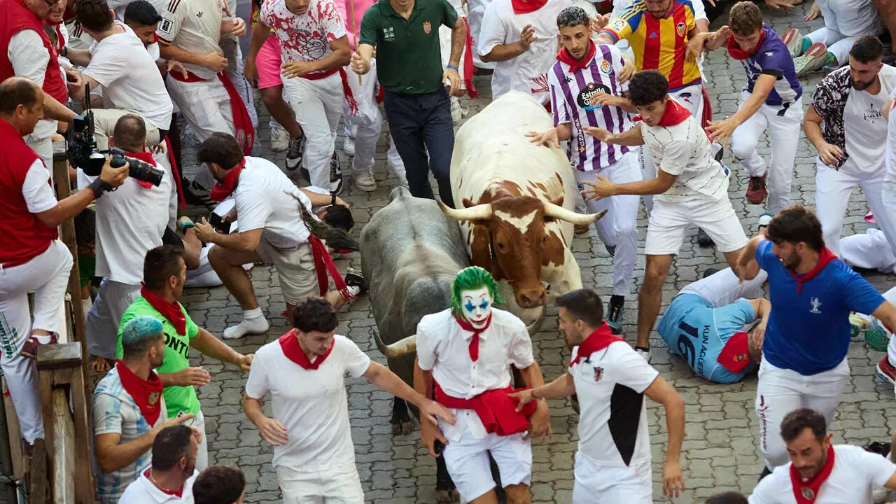 Quinto encierro de San Ferm&iacute;n 2026 con toros de la ganader&iacute;a de Jos&eacute; Escolar en el tramo de Telef&oacute;nica y el callej&oacute;n de entrada a la plaza. I&Ntilde;IGO ALZUGARAY