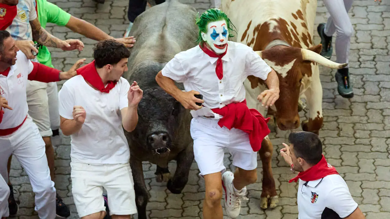 Quinto encierro de San Ferm&iacute;n 2026 con toros de la ganader&iacute;a de Jos&eacute; Escolar en el tramo de Telef&oacute;nica y el callej&oacute;n de entrada a la plaza. I&Ntilde;IGO ALZUGARAY