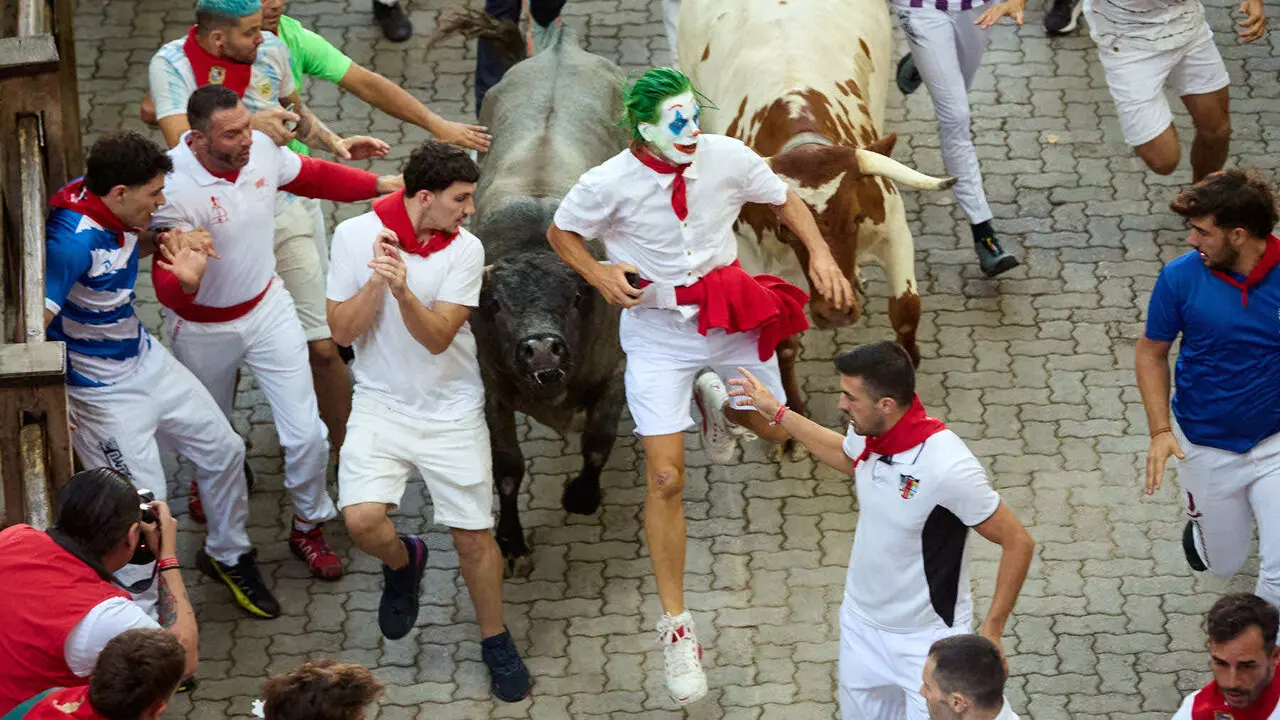 Quinto encierro de San Ferm&iacute;n 2026 con toros de la ganader&iacute;a de Jos&eacute; Escolar en el tramo de Telef&oacute;nica y el callej&oacute;n de entrada a la plaza. I&Ntilde;IGO ALZUGARAY