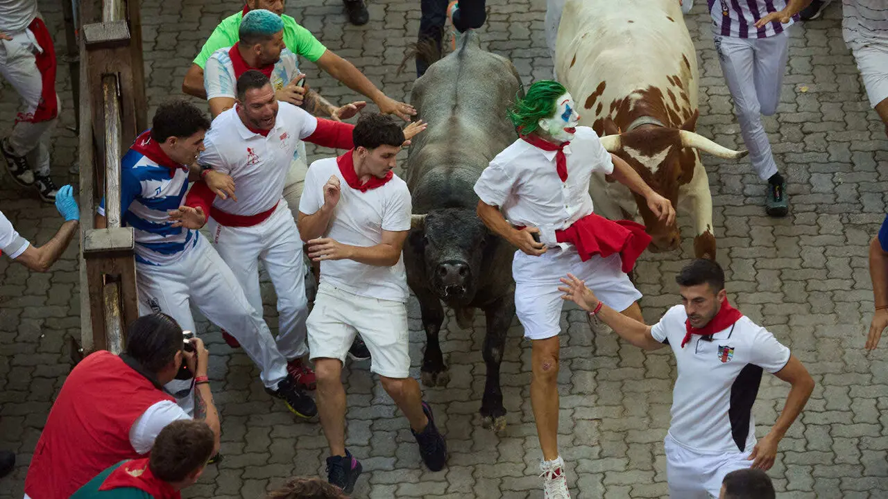Quinto encierro de San Ferm&iacute;n 2026 con toros de la ganader&iacute;a de Jos&eacute; Escolar en el tramo de Telef&oacute;nica y el callej&oacute;n de entrada a la plaza. I&Ntilde;IGO ALZUGARAY