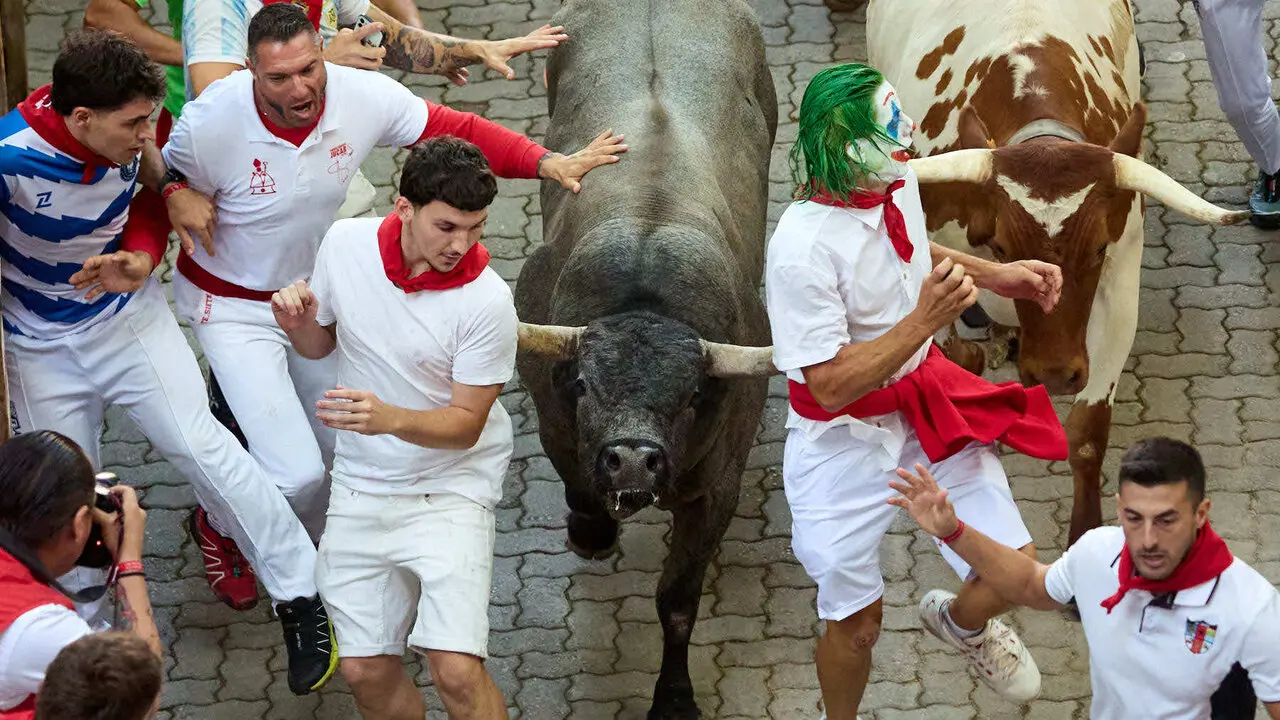 Quinto encierro de San Ferm&iacute;n 2026 con toros de la ganader&iacute;a de Jos&eacute; Escolar en el tramo de Telef&oacute;nica y el callej&oacute;n de entrada a la plaza. I&Ntilde;IGO ALZUGARAY