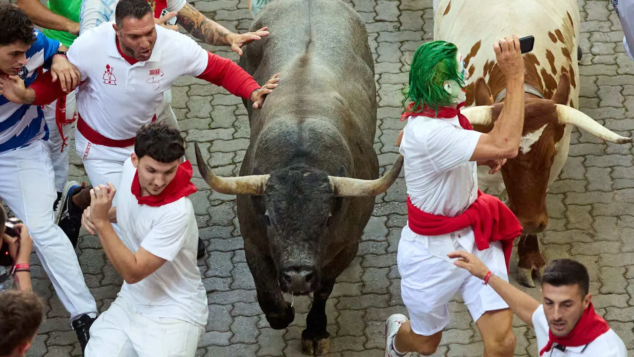 Quinto encierro de San Ferm&iacute;n 2026 con toros de la ganader&iacute;a de Jos&eacute; Escolar en el tramo de Telef&oacute;nica y el callej&oacute;n de entrada a la plaza. I&Ntilde;IGO ALZUGARAY