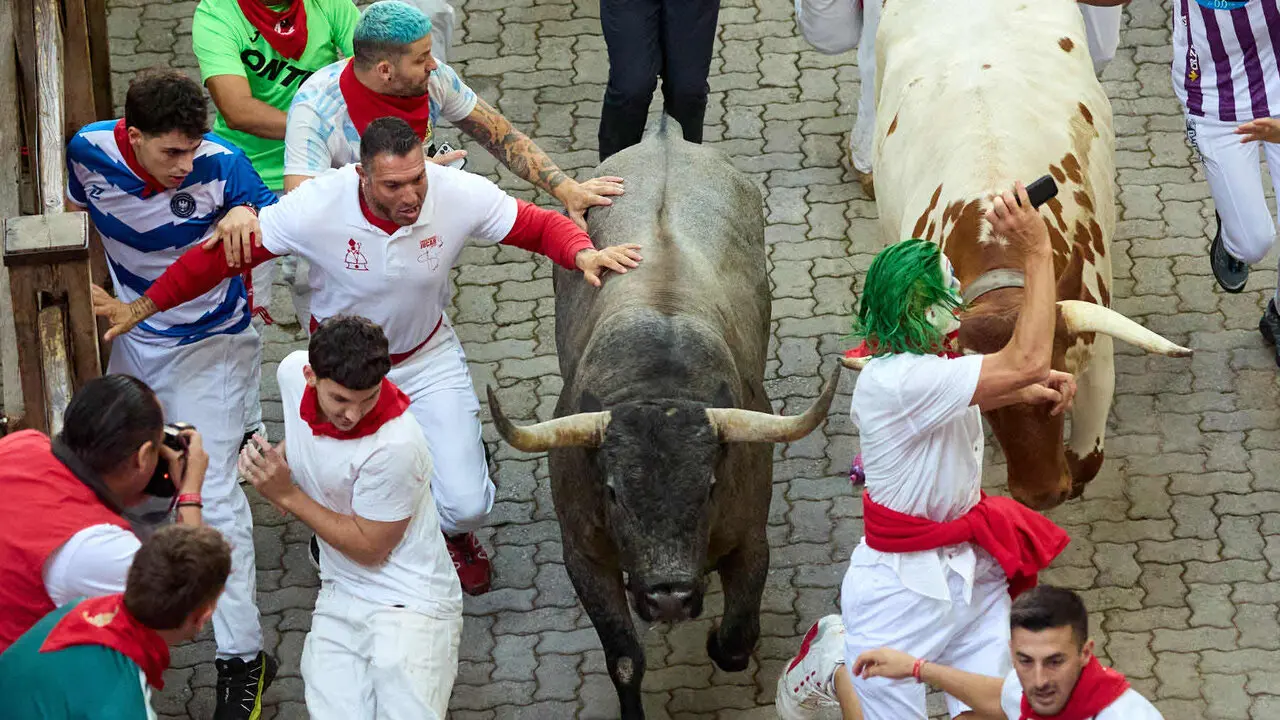Quinto encierro de San Ferm&iacute;n 2026 con toros de la ganader&iacute;a de Jos&eacute; Escolar en el tramo de Telef&oacute;nica y el callej&oacute;n de entrada a la plaza. I&Ntilde;IGO ALZUGARAY