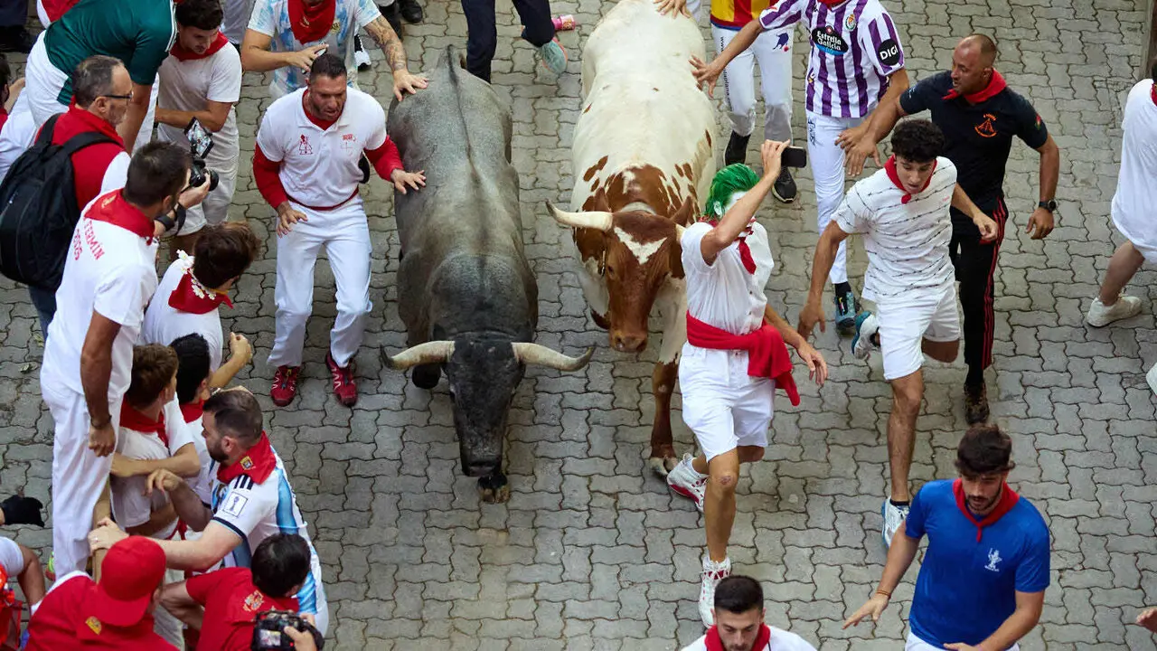 Quinto encierro de San Ferm&iacute;n 2026 con toros de la ganader&iacute;a de Jos&eacute; Escolar en el tramo de Telef&oacute;nica y el callej&oacute;n de entrada a la plaza. I&Ntilde;IGO ALZUGARAY