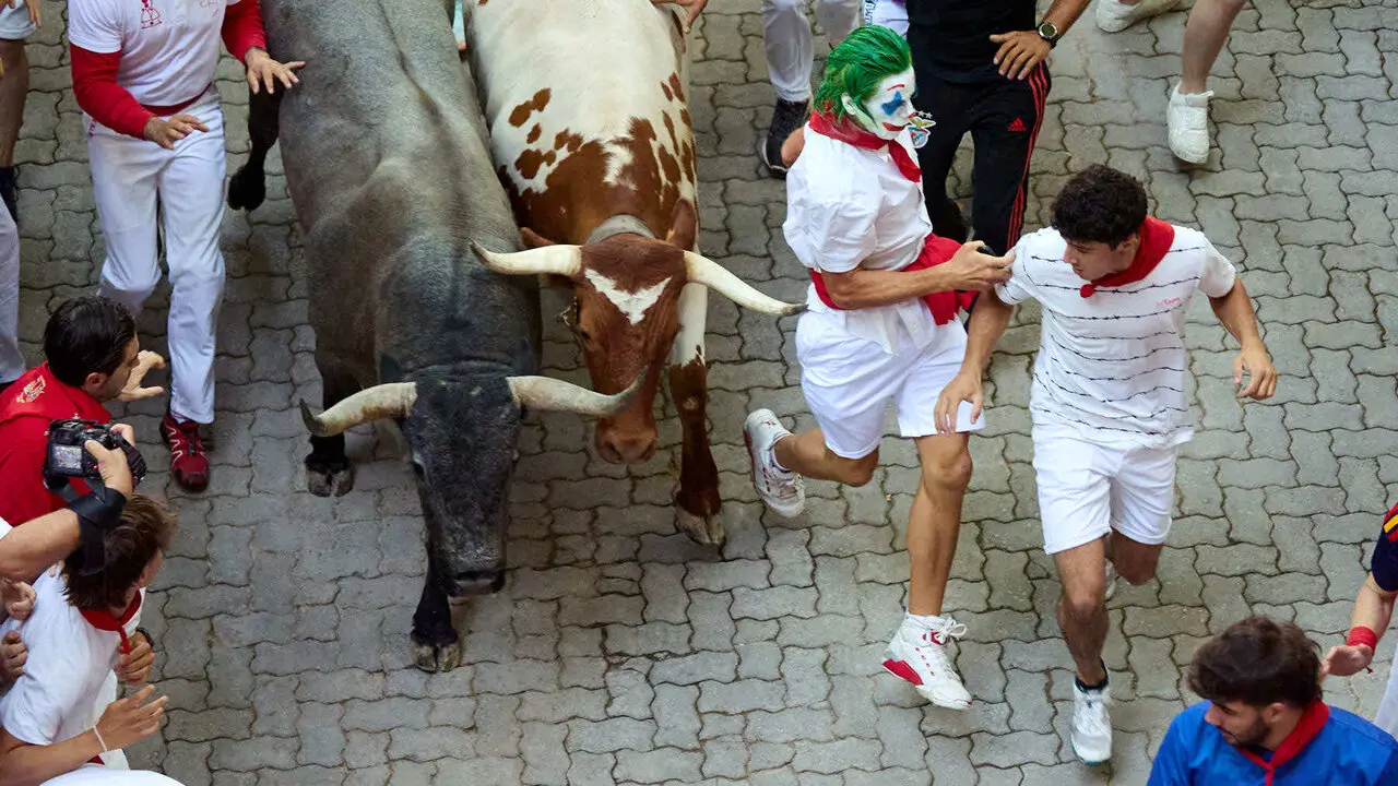 Quinto encierro de San Ferm&iacute;n 2026 con toros de la ganader&iacute;a de Jos&eacute; Escolar en el tramo de Telef&oacute;nica y el callej&oacute;n de entrada a la plaza. I&Ntilde;IGO ALZUGARAY