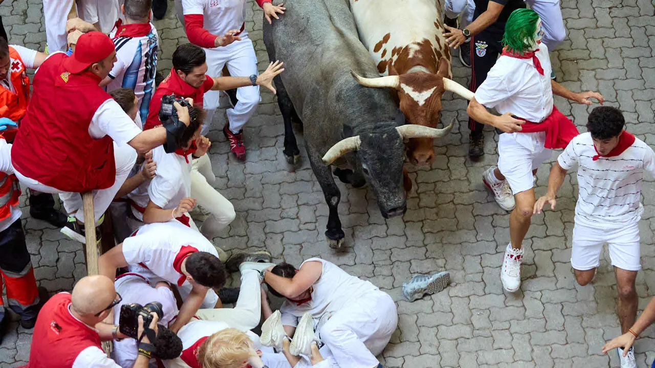 Quinto encierro de San Ferm&iacute;n 2026 con toros de la ganader&iacute;a de Jos&eacute; Escolar en el tramo de Telef&oacute;nica y el callej&oacute;n de entrada a la plaza. I&Ntilde;IGO ALZUGARAY