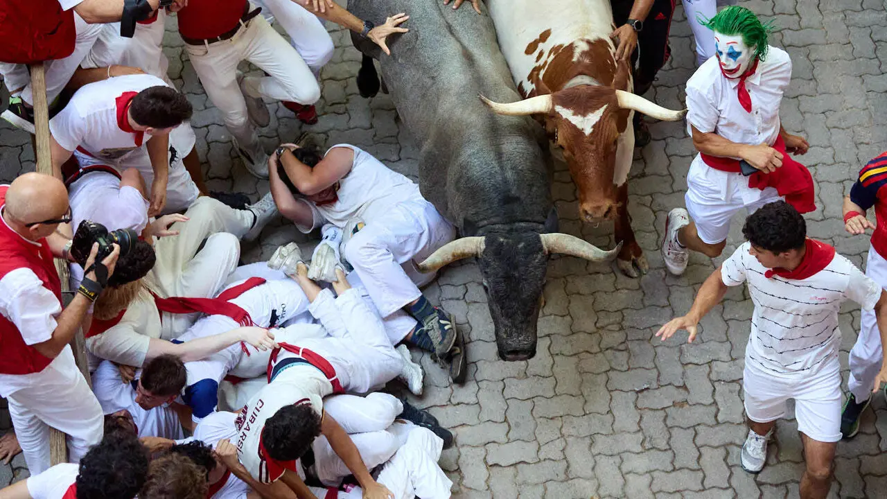 Quinto encierro de San Ferm&iacute;n 2026 con toros de la ganader&iacute;a de Jos&eacute; Escolar en el tramo de Telef&oacute;nica y el callej&oacute;n de entrada a la plaza. I&Ntilde;IGO ALZUGARAY
