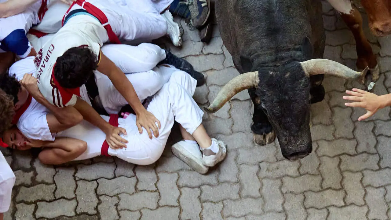 Quinto encierro de San Ferm&iacute;n 2026 con toros de la ganader&iacute;a de Jos&eacute; Escolar en el tramo de Telef&oacute;nica y el callej&oacute;n de entrada a la plaza. I&Ntilde;IGO ALZUGARAY