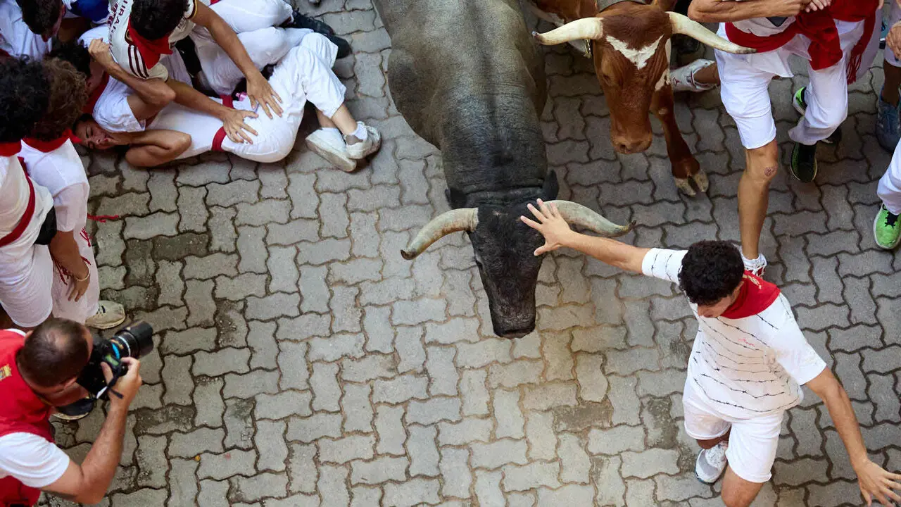 Quinto encierro de San Ferm&iacute;n 2026 con toros de la ganader&iacute;a de Jos&eacute; Escolar en el tramo de Telef&oacute;nica y el callej&oacute;n de entrada a la plaza. I&Ntilde;IGO ALZUGARAY