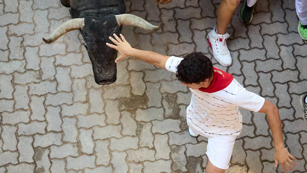 Quinto encierro de San Ferm&iacute;n 2026 con toros de la ganader&iacute;a de Jos&eacute; Escolar en el tramo de Telef&oacute;nica y el callej&oacute;n de entrada a la plaza. I&Ntilde;IGO ALZUGARAY