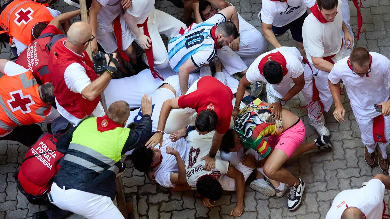 Quinto encierro de San Ferm&iacute;n 2026 con toros de la ganader&iacute;a de Jos&eacute; Escolar en el tramo de Telef&oacute;nica y el callej&oacute;n de entrada a la plaza. I&Ntilde;IGO ALZUGARAY