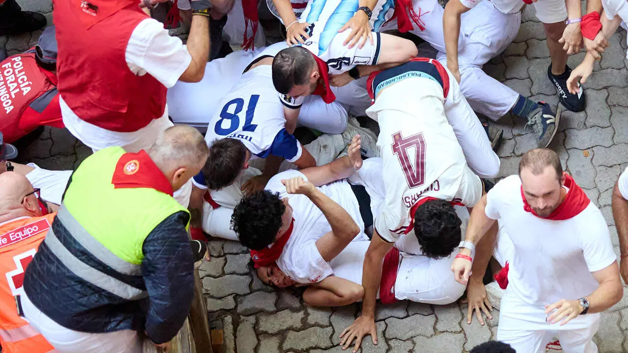 Quinto encierro de San Ferm&iacute;n 2026 con toros de la ganader&iacute;a de Jos&eacute; Escolar en el tramo de Telef&oacute;nica y el callej&oacute;n de entrada a la plaza. I&Ntilde;IGO ALZUGARAY