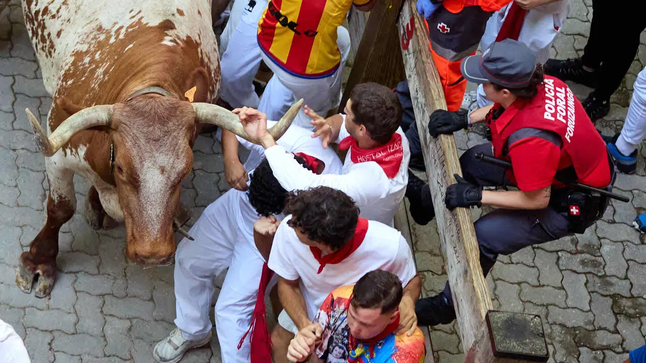 Quinto encierro de San Ferm&iacute;n 2026 con toros de la ganader&iacute;a de Jos&eacute; Escolar en el tramo de Telef&oacute;nica y el callej&oacute;n de entrada a la plaza. I&Ntilde;IGO ALZUGARAY