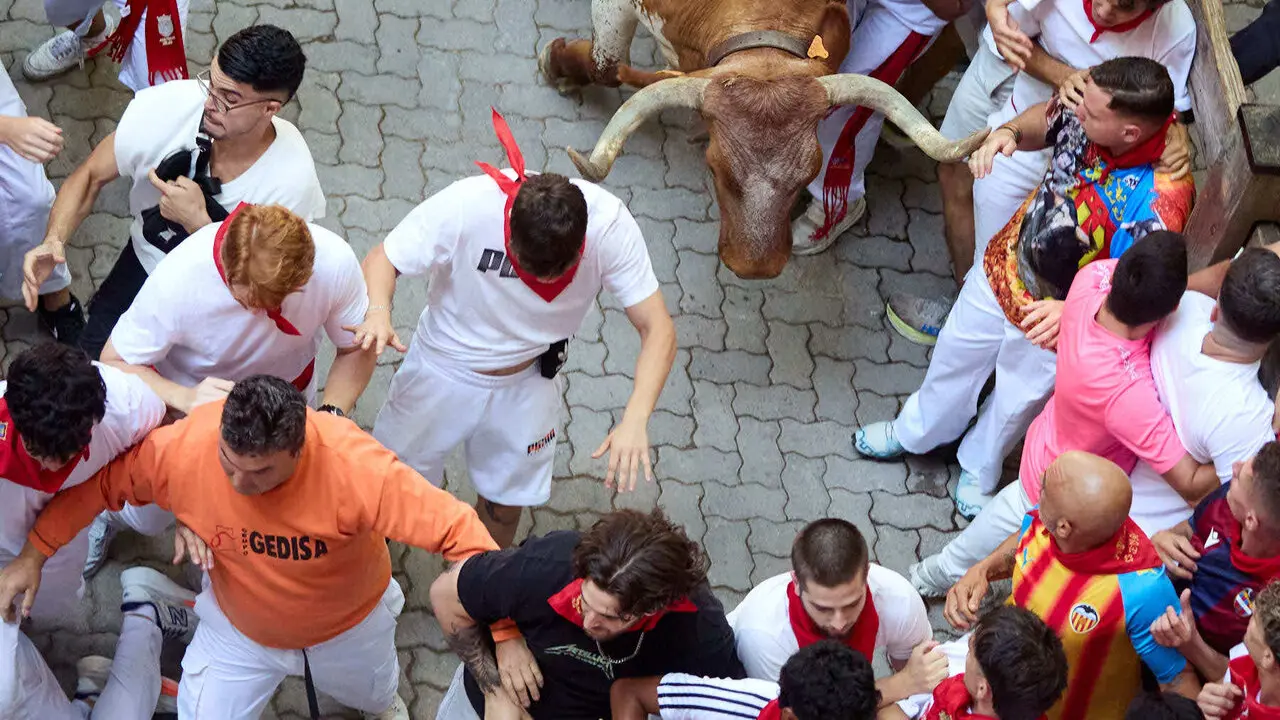 Quinto encierro de San Ferm&iacute;n 2026 con toros de la ganader&iacute;a de Jos&eacute; Escolar en el tramo de Telef&oacute;nica y el callej&oacute;n de entrada a la plaza. I&Ntilde;IGO ALZUGARAY