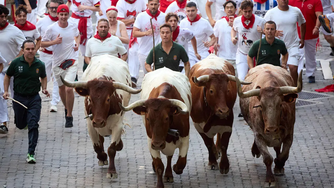Quinto encierro de San Ferm&iacute;n 2026 con toros de la ganader&iacute;a de Jos&eacute; Escolar en el tramo de Telef&oacute;nica y el callej&oacute;n de entrada a la plaza. I&Ntilde;IGO ALZUGARAY
