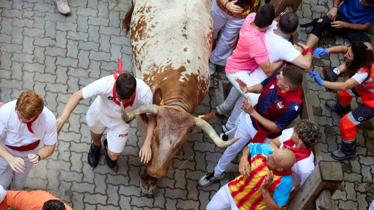 Quinto encierro de San Ferm&iacute;n 2026 con toros de la ganader&iacute;a de Jos&eacute; Escolar en el tramo de Telef&oacute;nica y el callej&oacute;n de entrada a la plaza. I&Ntilde;IGO ALZUGARAY