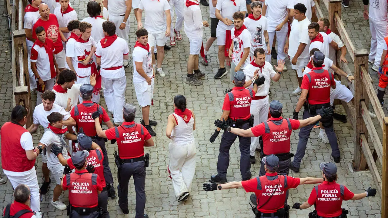 Quinto encierro de San Ferm&iacute;n 2026 con toros de la ganader&iacute;a de Jos&eacute; Escolar en el tramo de Telef&oacute;nica y el callej&oacute;n de entrada a la plaza. I&Ntilde;IGO ALZUGARAY