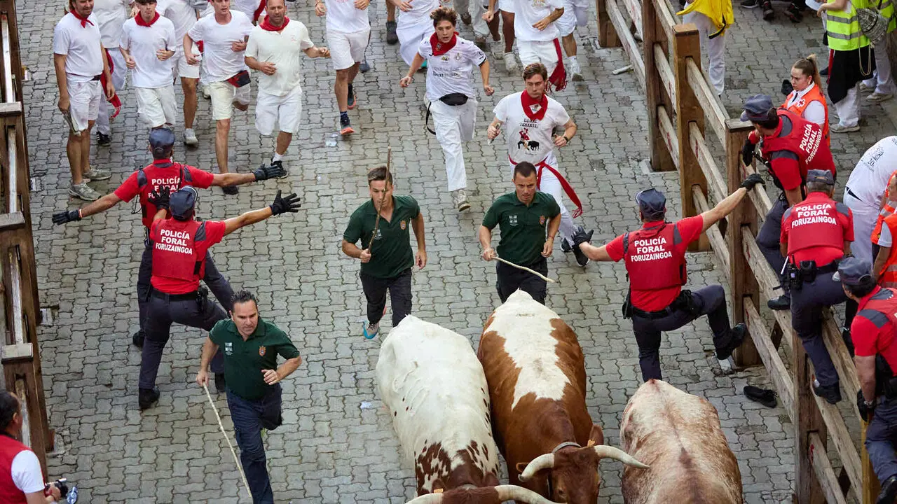 Quinto encierro de San Ferm&iacute;n 2026 con toros de la ganader&iacute;a de Jos&eacute; Escolar en el tramo de Telef&oacute;nica y el callej&oacute;n de entrada a la plaza. I&Ntilde;IGO ALZUGARAY
