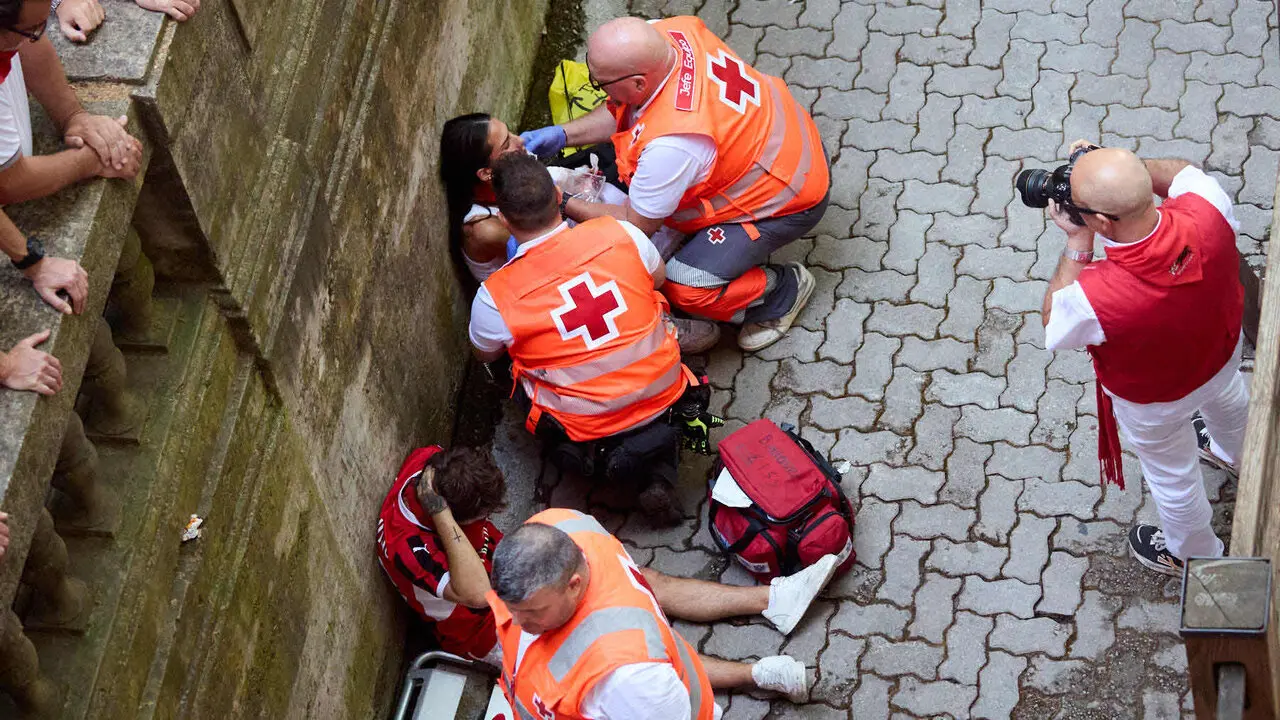 Quinto encierro de San Ferm&iacute;n 2026 con toros de la ganader&iacute;a de Jos&eacute; Escolar en el tramo de Telef&oacute;nica y el callej&oacute;n de entrada a la plaza. I&Ntilde;IGO ALZUGARAY