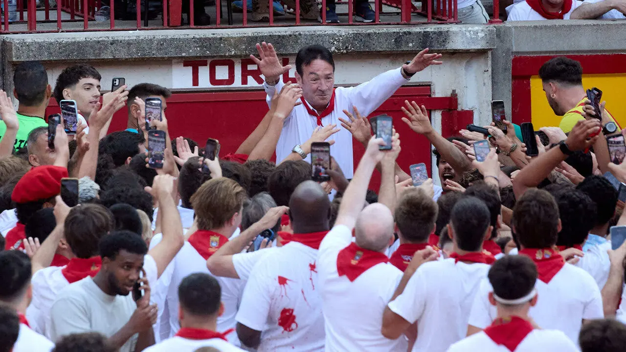 Suelta de vaquillas en la Plaza de Toros de Pamplona tras el quinto de San Ferm&iacute;n 2026. I&Ntilde;IGO ALZUGARAY