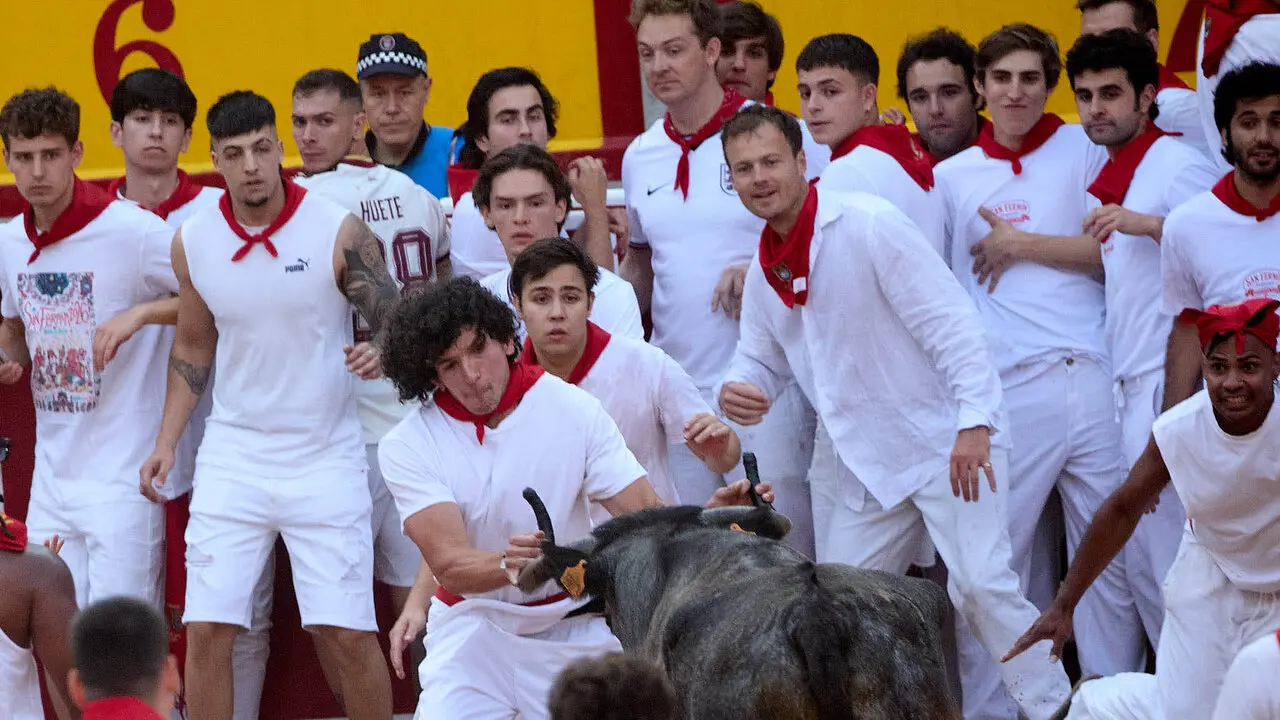 Suelta de vaquillas en la Plaza de Toros de Pamplona tras el quinto de San Ferm&iacute;n 2026. I&Ntilde;IGO ALZUGARAY