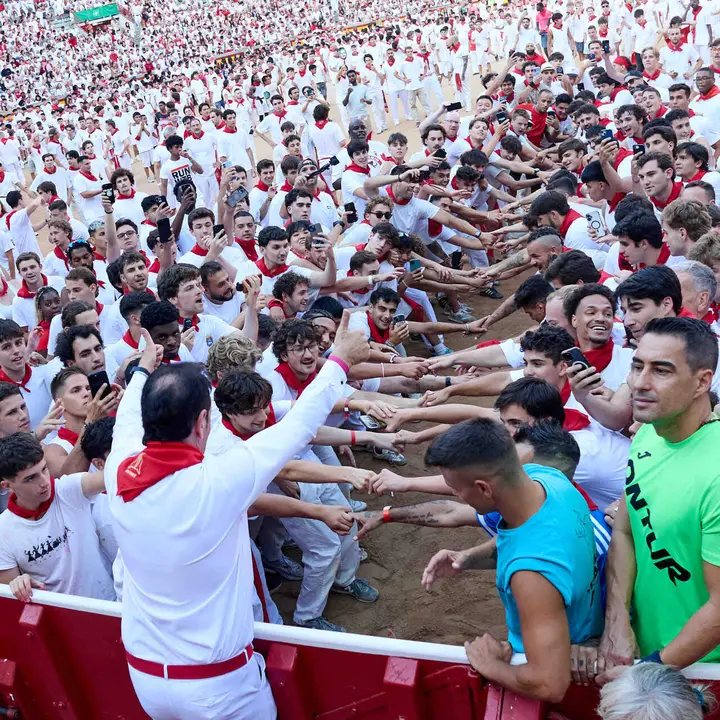 Suelta de vaquillas en la Plaza de Toros de Pamplona tras el quinto de San Ferm&iacute;n 2026. I&Ntilde;IGO ALZUGARAY