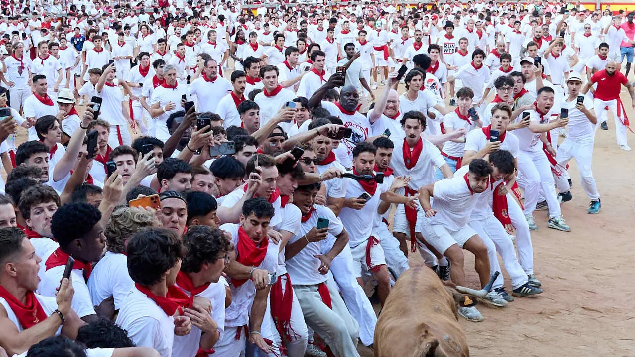 Suelta de vaquillas en la Plaza de Toros de Pamplona tras el quinto de San Ferm&iacute;n 2026. I&Ntilde;IGO ALZUGARAY