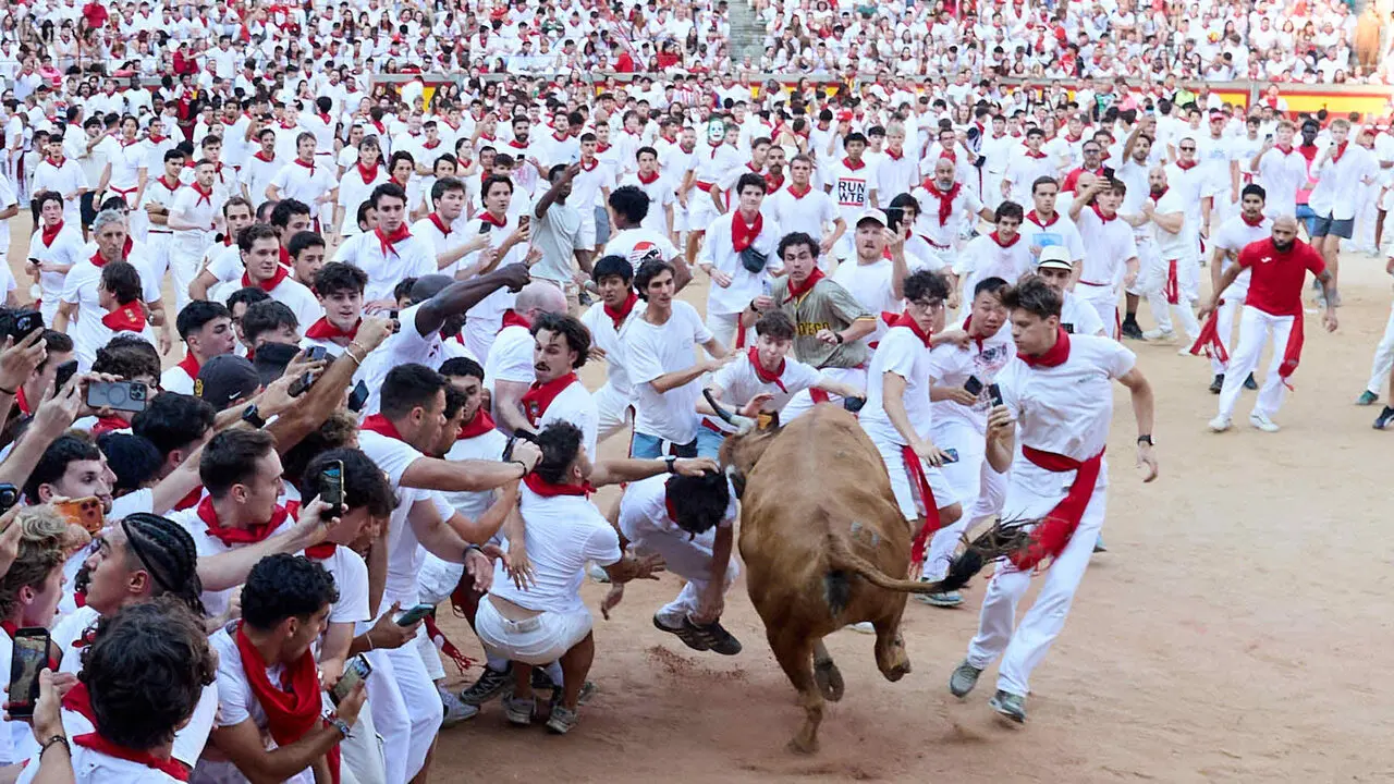 Suelta de vaquillas en la Plaza de Toros de Pamplona tras el quinto de San Ferm&iacute;n 2026. I&Ntilde;IGO ALZUGARAY