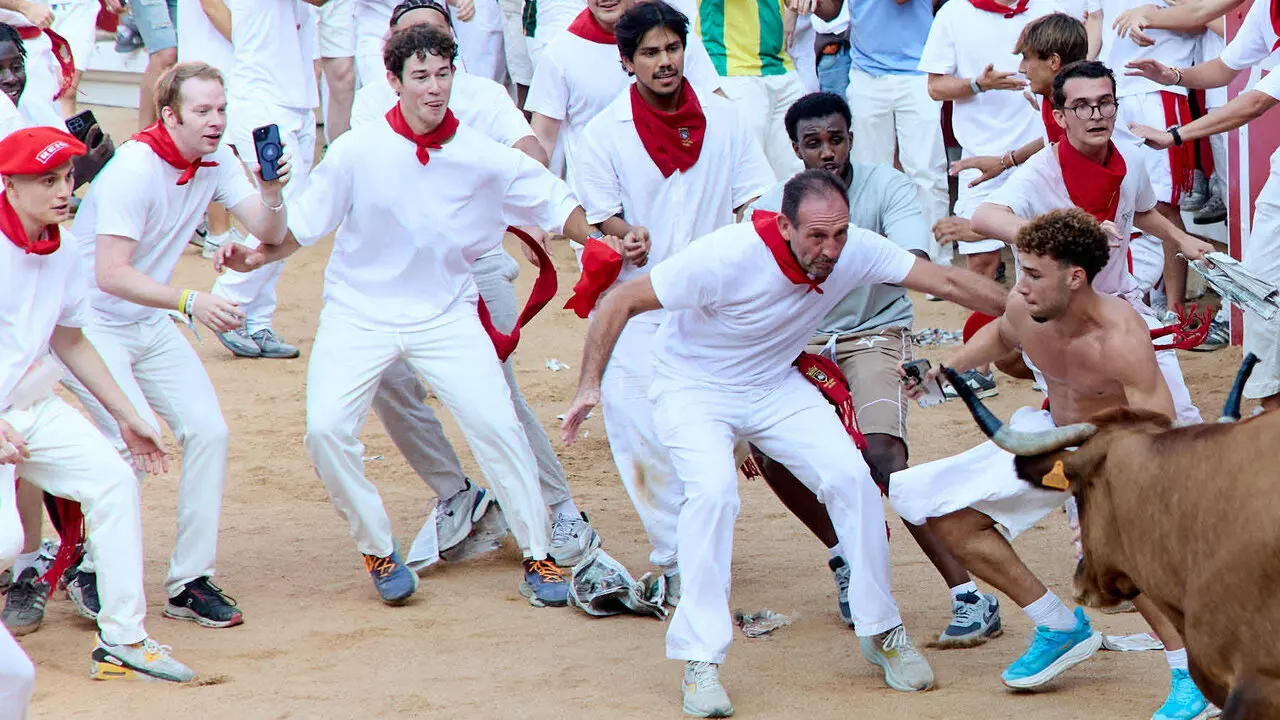 Suelta de vaquillas en la Plaza de Toros de Pamplona tras el quinto de San Ferm&iacute;n 2026. I&Ntilde;IGO ALZUGARAY
