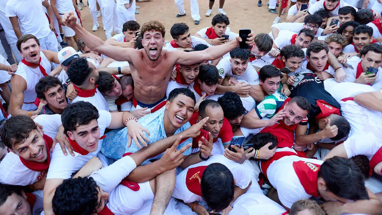 Suelta de vaquillas en la Plaza de Toros de Pamplona tras el quinto de San Ferm&iacute;n 2026. I&Ntilde;IGO ALZUGARAY