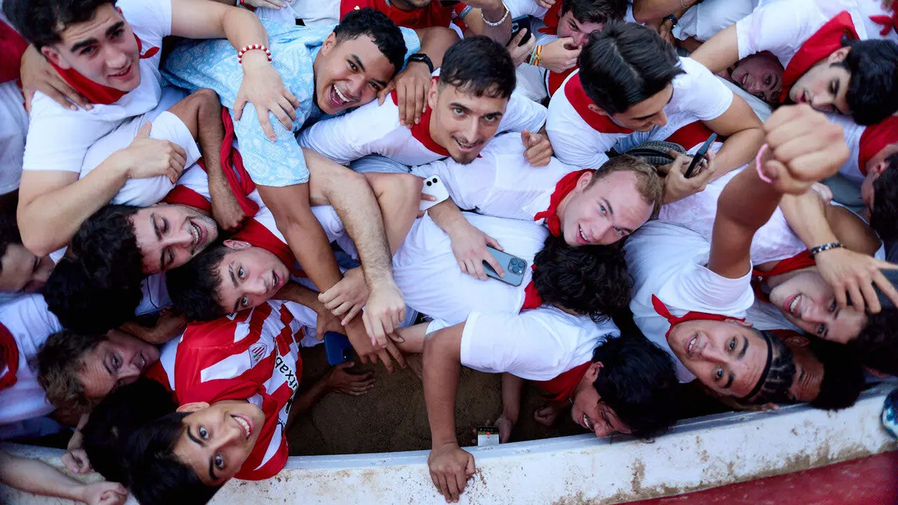 Suelta de vaquillas en la Plaza de Toros de Pamplona tras el quinto de San Ferm&iacute;n 2026. I&Ntilde;IGO ALZUGARAY