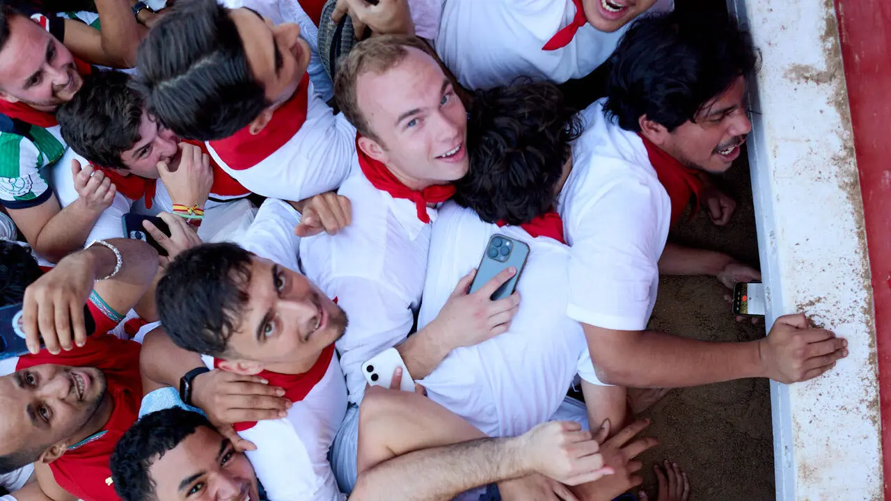 Suelta de vaquillas en la Plaza de Toros de Pamplona tras el quinto de San Ferm&iacute;n 2026. I&Ntilde;IGO ALZUGARAY