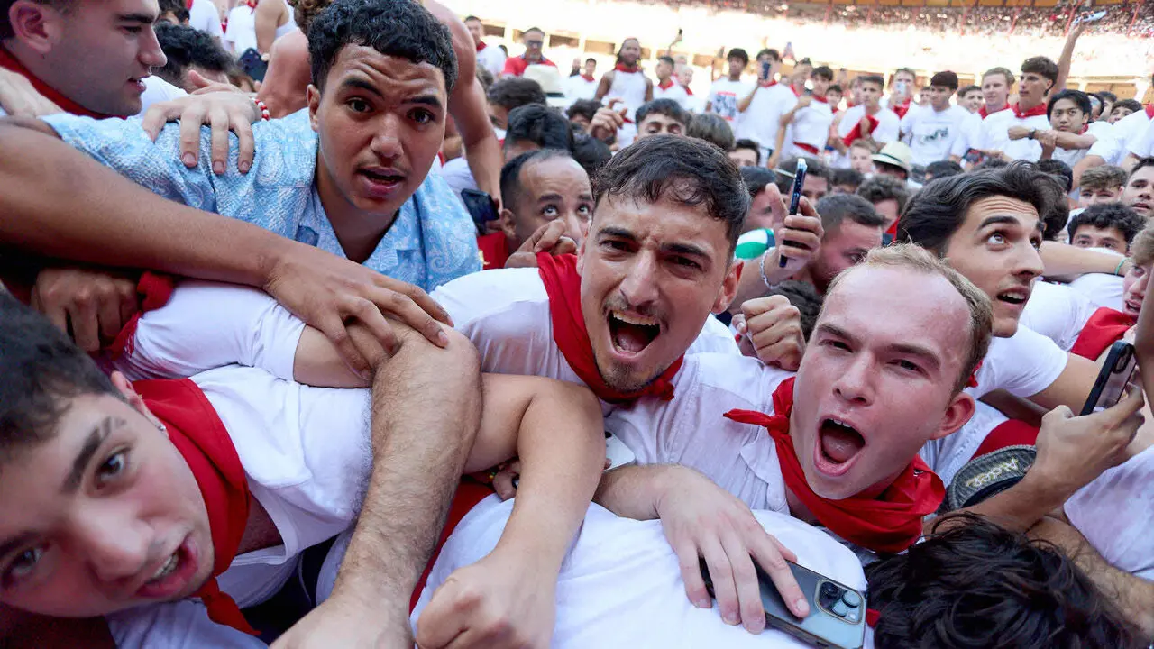 Suelta de vaquillas en la Plaza de Toros de Pamplona tras el quinto de San Ferm&iacute;n 2026. I&Ntilde;IGO ALZUGARAY