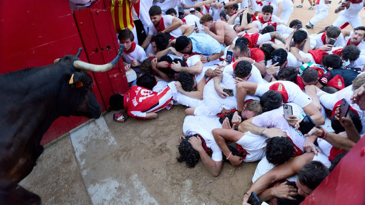 Suelta de vaquillas en la Plaza de Toros de Pamplona tras el quinto de San Ferm&iacute;n 2026. I&Ntilde;IGO ALZUGARAY