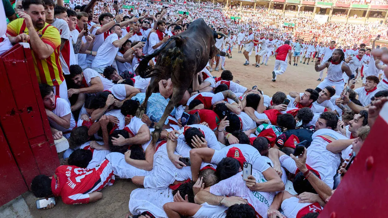 Suelta de vaquillas en la Plaza de Toros de Pamplona tras el quinto de San Ferm&iacute;n 2026. I&Ntilde;IGO ALZUGARAY