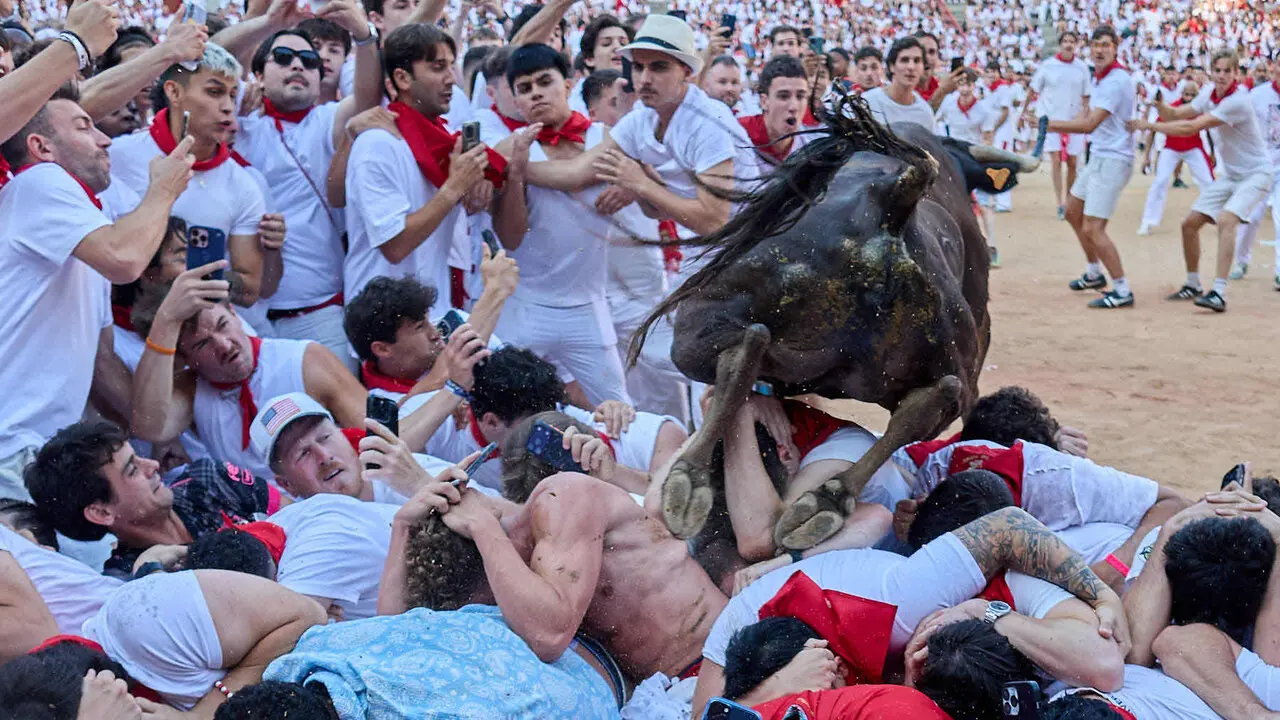 Suelta de vaquillas en la Plaza de Toros de Pamplona tras el quinto de San Ferm&iacute;n 2026. I&Ntilde;IGO ALZUGARAY