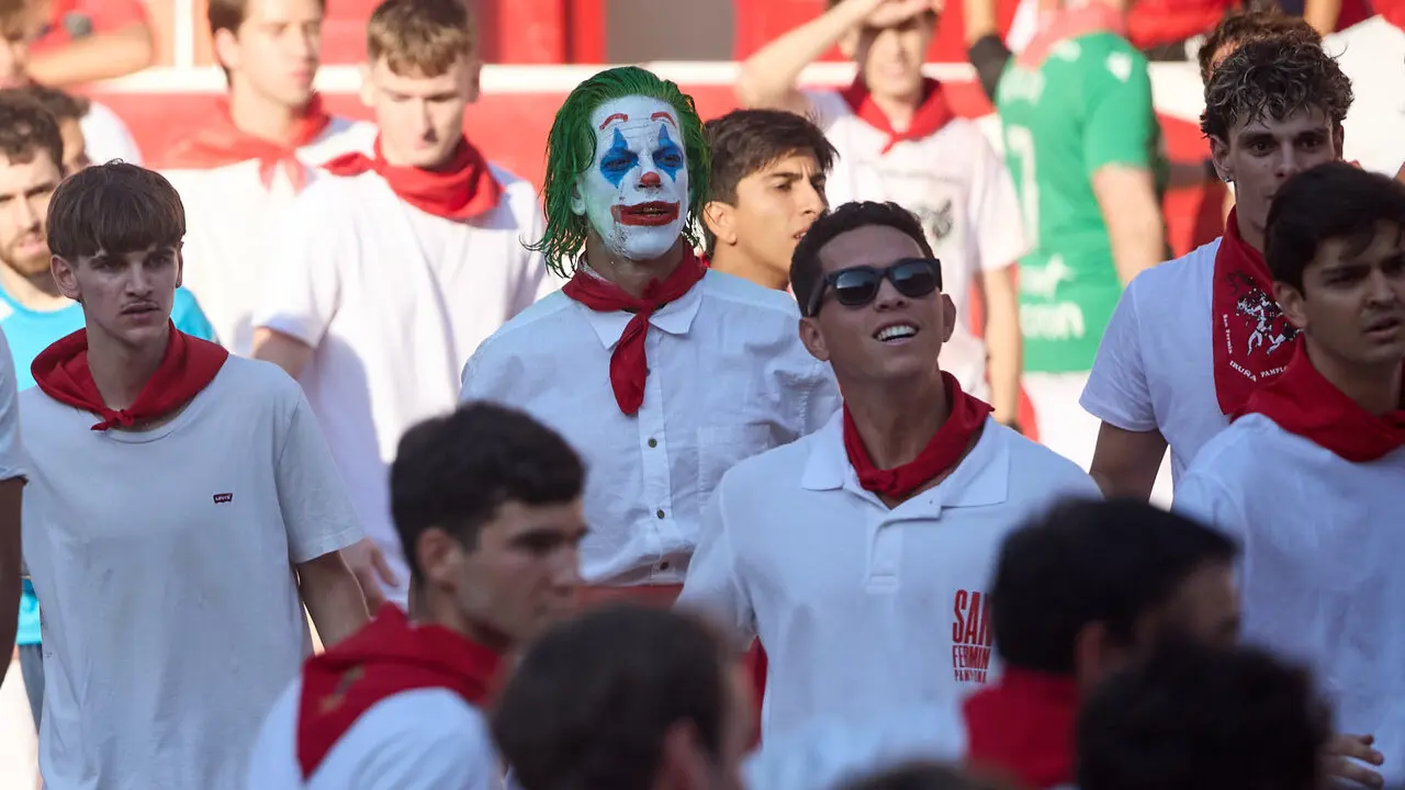 Suelta de vaquillas en la Plaza de Toros de Pamplona tras el quinto de San Ferm&iacute;n 2026. I&Ntilde;IGO ALZUGARAY