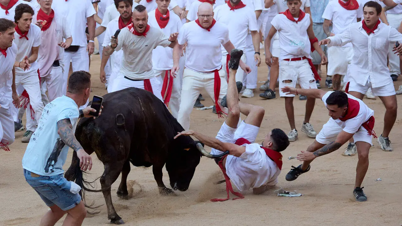 Suelta de vaquillas en la Plaza de Toros de Pamplona tras el quinto de San Ferm&iacute;n 2026. I&Ntilde;IGO ALZUGARAY