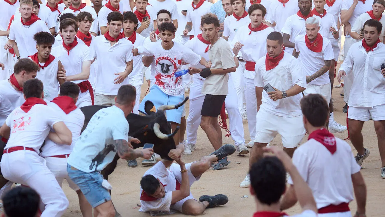 Suelta de vaquillas en la Plaza de Toros de Pamplona tras el quinto de San Ferm&iacute;n 2026. I&Ntilde;IGO ALZUGARAY