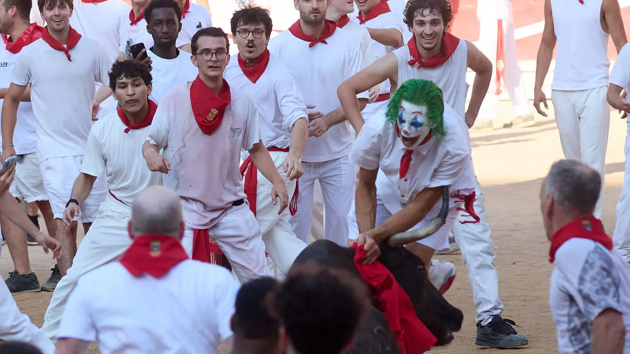 Suelta de vaquillas en la Plaza de Toros de Pamplona tras el quinto de San Ferm&iacute;n 2026. I&Ntilde;IGO ALZUGARAY
