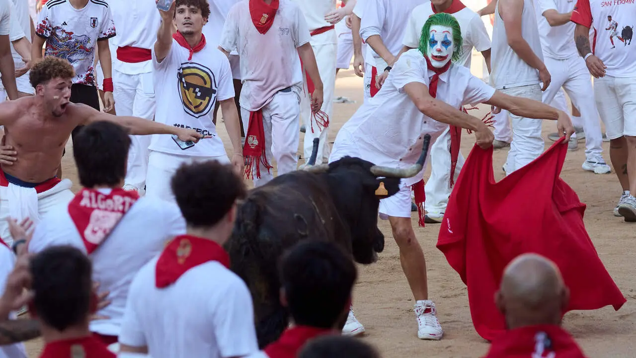 Suelta de vaquillas en la Plaza de Toros de Pamplona tras el quinto de San Ferm&iacute;n 2026. I&Ntilde;IGO ALZUGARAY